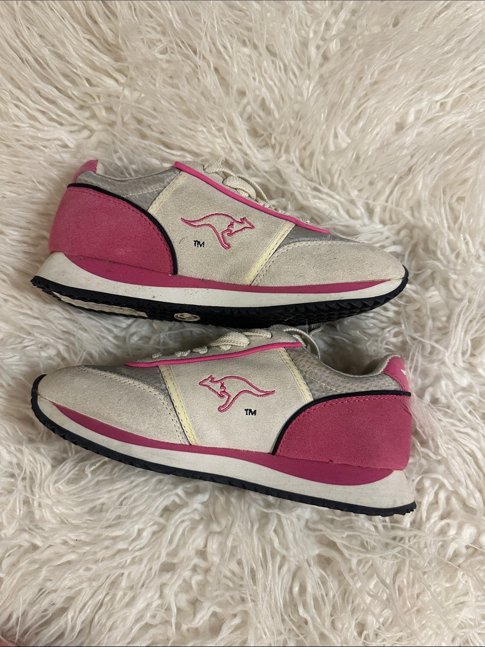 Vintage kangaROOS Women's Cream and Pink Low-Top Athletic Sneakers 5.5 / small 6